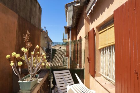 Village house for sale in Saint Tropez. Terrace facing South. To renovate