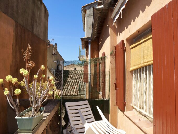 Village house for sale in Saint Tropez. Terrace facing South. To renovate