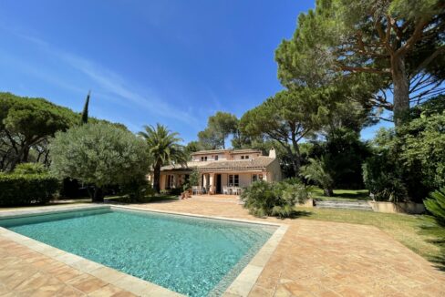 Lovely provencal villa for sale in Ramatuelle. Walking distance to Pampelonne beach. 4 bedrooms