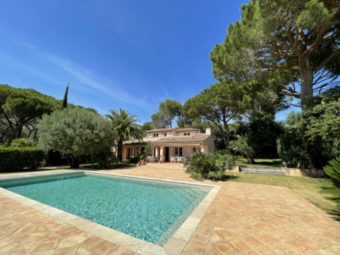 Lovely provencal villa for sale in Ramatuelle. Walking distance to Pampelonne beach. 5 bedrooms