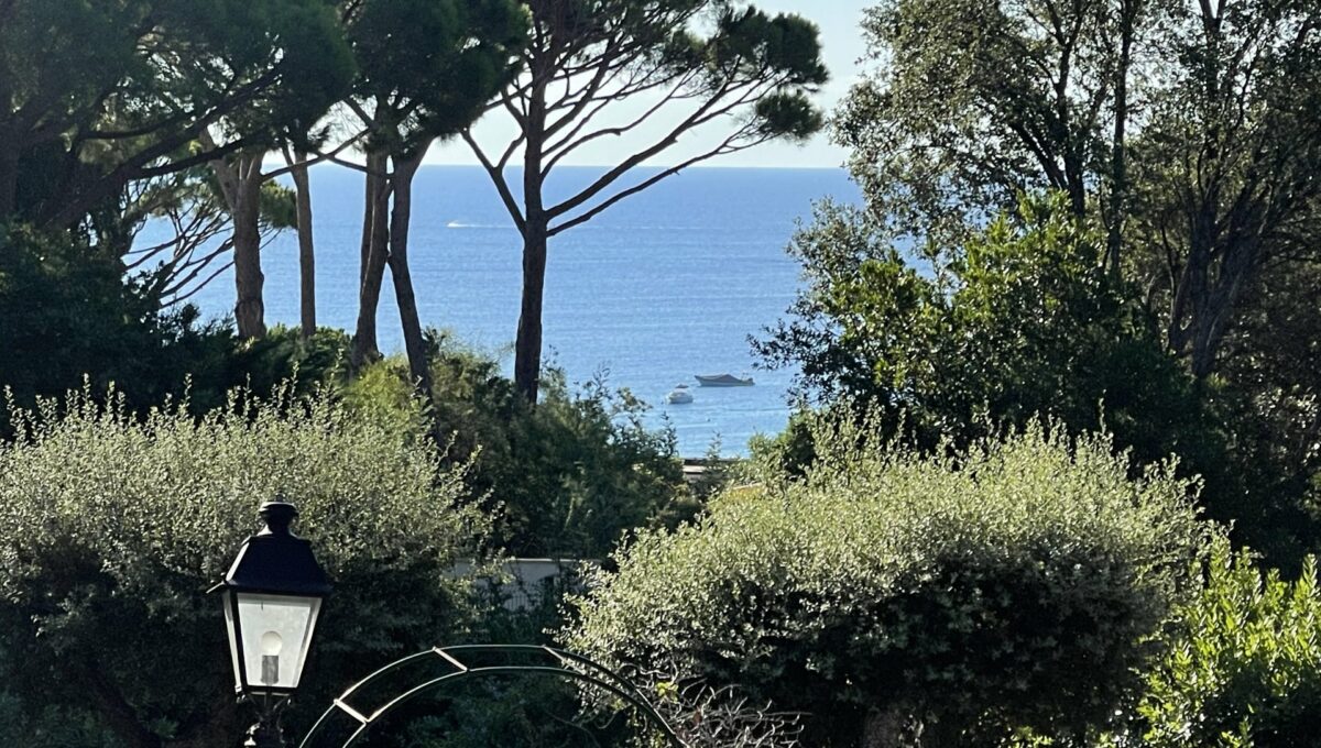 RAMATUELLE - Lovely property for sale close to beach with sea view to renovate...