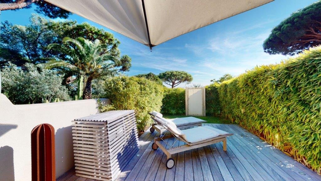 RAMATUELLE – Beautiful duplex apartment for sale with terraces & small garden