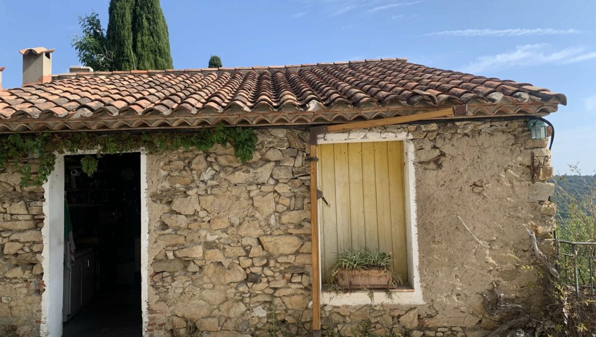 Maison de village à vendre à Ramatuelle. Vue mer & jardin. A rénover