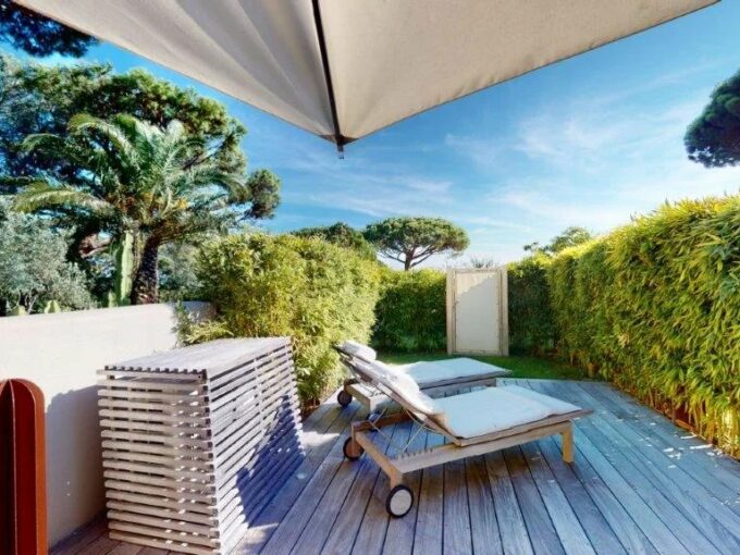 RAMATUELLE - Beautiful duplex apartment for sale with terraces & small garden