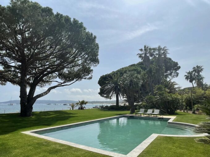 Propriété Pieds dans l'eau à vendre à Ramatuelle - Spectaculaire vue mer. Domaine privé.