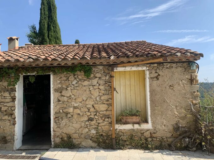 Maison de village à vendre à Ramatuelle. Vue mer & jardin. A rénover